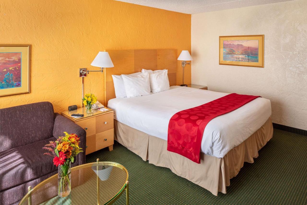 Hotel Ramada By Wyndham Tucson Exterior foto